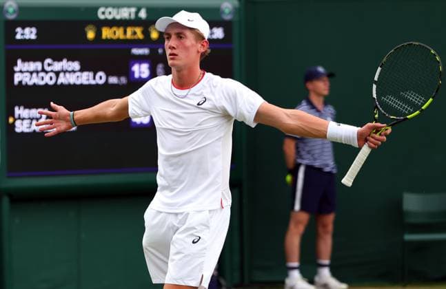 Mandatory Credit: Photo by Ella Ling Shutterstock (14003007a) Henry Searle celebrates victory in his Boys Singles first round match Wimbledon Tennis Championships, Day 7, The All England Lawn Tennis and Croquet Club, London, UK - 09 Jul 2023 Wimbledon Tennis Championships, Day 7, The All England Lawn Tennis and Croquet Club, London, UK - 09 Jul 2023  Copyright: xEllaxLing Shutterstockx 14003007a