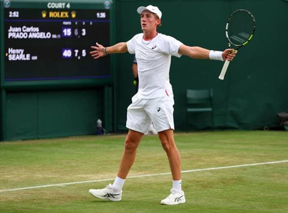 Mandatory Credit: Photo by Ella Ling Shutterstock (14003007d) Henry Searle celebrates victory in his Boys Singles first round match Wimbledon Tennis Championships, Day 7, The All England Lawn Tennis and Croquet Club, London, UK - 09 Jul 2023 Wimbledon Tennis Championships, Day 7, The All England Lawn Tennis and Croquet Club, London, UK - 09 Jul 2023  Copyright: xEllaxLing Shutterstockx 14003007d