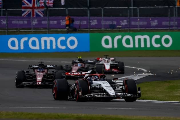 SILVERSTONE - Valtteri Bottas (Alfa Romeo) and Nyck de Vries (AlphaTauri) during the Grand Prix of Great Britain at the Silverstone Circuit. ANP SEM VAN DER WAL F1 Grand Prix of Great Britain 2023 xVIxANPxSportx xxANPxIVx 473326650 originalFilename: 473326650.jpg