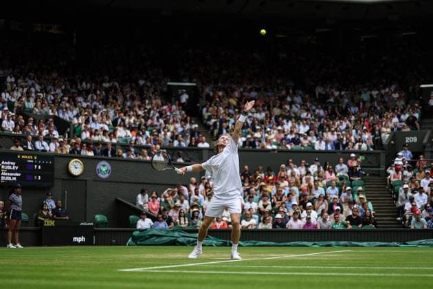 Sport Bilder des Tages Wimbledon: Day Seven 9 July 2023, Wimbledon - Wimbledon Tennis Championships - Day Seven - Andrey Rublev serves - Photo: Charlotte Wilson Offside. Wimbledon UK Copyright: xCharlottexWilsonx xOffsidexOffside