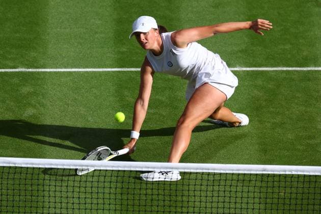 Mandatory Credit: Photo by Simon Dael Shutterstock (14003009eo) Iga Swiatek during her fourth round match Wimbledon Tennis Championships, Day 7, The All England Lawn Tennis and Croquet Club, London, UK - 09 Jul 2023 Wimbledon Tennis Championships, Day 7, The All England Lawn Tennis and Croquet Club, London, UK - 09 Jul 2023  Copyright: xSimonxDael Shutterstockx 14003009eo