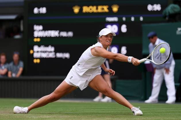 Sport Bilder des Tages 9th July 2023; All England Lawn Tennis and Croquet Club, London, England: Wimbledon Tennis Tournament; Iga Swiatek returns a forehand from Belinda Bencic  ActionPlus12529497 ShaunxBrooks