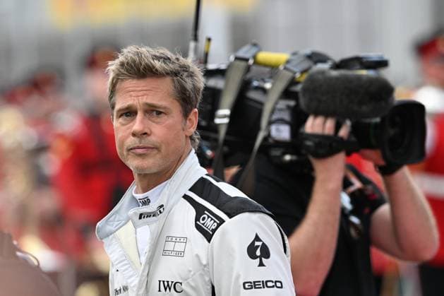 Sport Bilder des Tages 9th July 2023: Silverstone Circuit, Northamptonshire, England: Formula 1 2023 Aramco British F1 Grand Prix: Race Day; Brad Pitt on the Starting Grid  ActionPlus12529704 SimonxWest