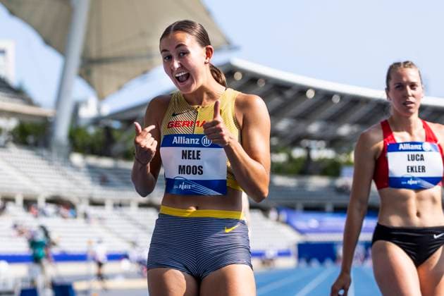 Sport Themen der Woche KW28 Sport Bilder des Tages Paris, 10.07.23: Nele Moos (R) of germany is happy after 100m Sprint (Klasse T 38) during the para athletic world championships 2023. *** Paris, 10 07 23 Nele Moos R of germany is happy after 100m sprint class T 38 during the para athletic world championships 2023