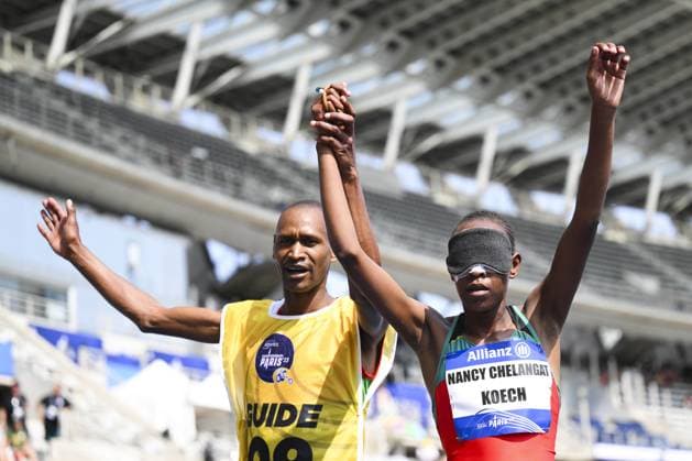 Sport Themen der Woche KW28 Sport Bilder des Tages joie de Nancy Chelangat Rotich (Ken) et son guide Geoffrey Kiplangat Rotich - Finale du 1500m T11 PARA ATHLETISME : Championnats du Monde de Para Athletisme - session du Matin - Paris - 10 07 2023 JBAutissier Panoramic  