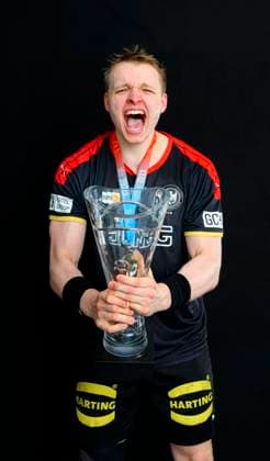 Berlin, 02. Juli 2023: Handball U21, U 21 WM - Finale - Deutschland - Ungarn Justus Fischer (Deutschland TSV Hannover-Burgdorf) mit dem Pokal Trophäe Berlin Max-Schmeling-Halle Berlin Deutschland