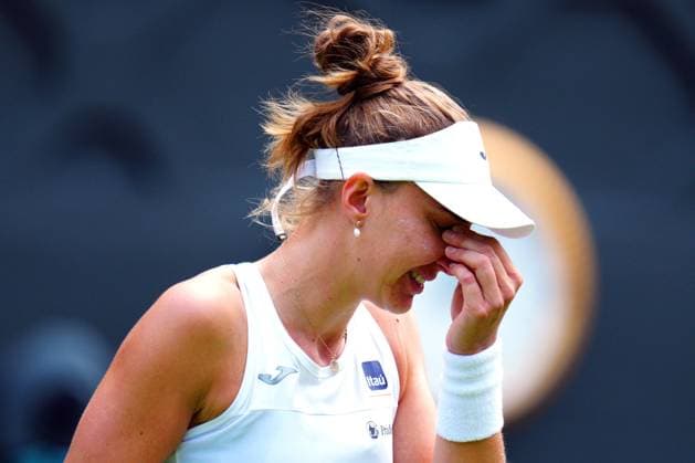 Sport Bilder des Tages Mandatory Credit: Photo by Javier Garcia Shutterstock (14003748be) Beatriz Haddad Maia upset after sustaining an injury during her fourth round match Wimbledon Tennis Championships, Day 8, The All England Lawn Tennis and Croquet Club, London, UK - 10 Jul 2023 Wimbledon Tennis Championships, Day 8, The All England Lawn Tennis and Croquet Club, London, UK - 10 Jul 2023  Copyright: xJavierxGarcia Shutterstockx 14003748be