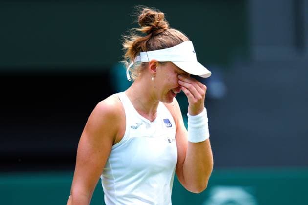 Mandatory Credit: Photo by Javier Garcia Shutterstock (14003748bg) Beatriz Haddad Maia upset after sustaining an injury and having to retire during her fourth round match Wimbledon Tennis Championships, Day 8, The All England Lawn Tennis and Croquet Club, London, UK - 10 Jul 2023 Wimbledon Tennis Championships, Day 8, The All England Lawn Tennis and Croquet Club, London, UK - 10 Jul 2023  Copyright: xJavierxGarcia Shutterstockx 14003748bg