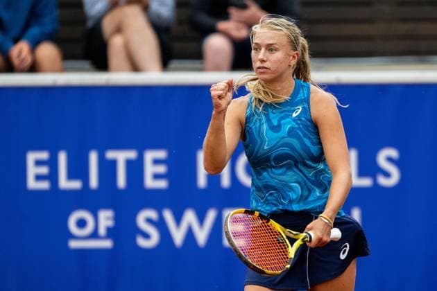 230710 Lisa Zaar, Sverige, jublar under dag 1 av WTA, Tennis Damen Nordea Open den 10 juli 2023 i Bastad. Copyright: MATHILDAxAHLBERG BB230710MA066