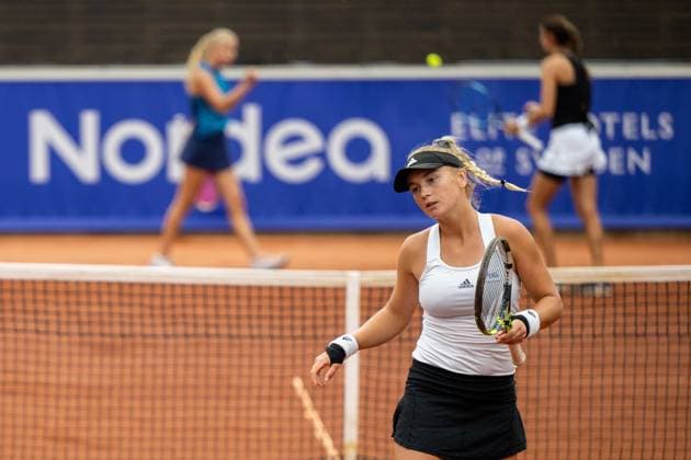 230710 Caijsa Hennemann, Sverige, deppar under dag 1 av WTA, Tennis Damen Nordea Open den 10 juli 2023 i Bastad. Copyright: MATHILDAxAHLBERG BB230710MA083