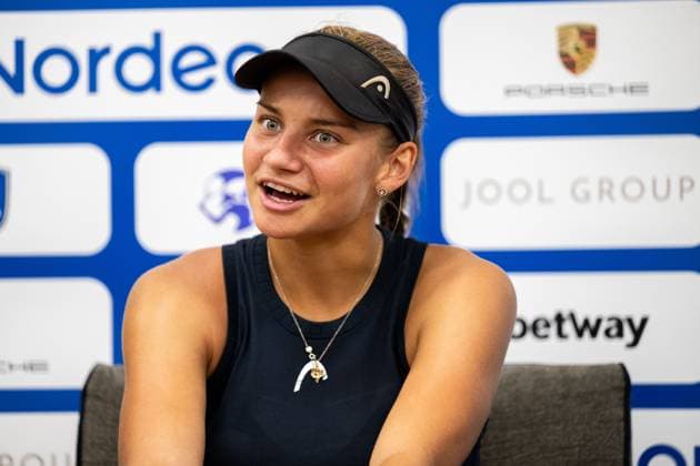 230710 Bella Bergkivst Larsson, Sverige, intervjuas under dag 1 av WTA, Tennis Damen Nordea Open den 10 juli 2023 i Bastad. Copyright: MATHILDAxAHLBERG BB230710MA090