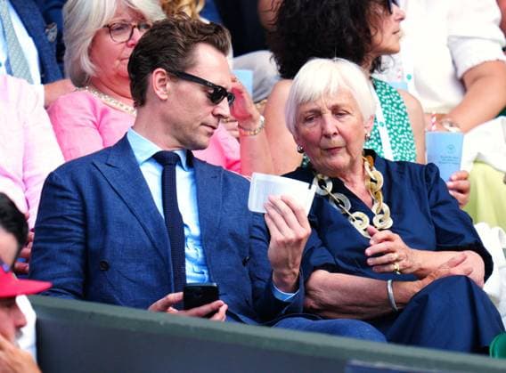 Sport Bilder des Tages Mandatory Credit: Photo by Javier Garcia Shutterstock (14003748dm) Tom Hiddleston and mother Diana watching the action on Centre Court Wimbledon Tennis Championships, Day 8, The All England Lawn Tennis and Croquet Club, London, UK - 10 Jul 2023 Wimbledon Tennis Championships, Day 8, The All England Lawn Tennis and Croquet Club, London, UK - 10 Jul 2023  Copyright: xJavierxGarcia Shutterstockx 14003748dm