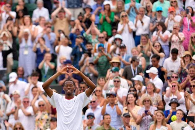 Sport Themen der Woche KW28 Sport Bilder des Tages Mandatory Credit: Photo by Dave Shopland Shutterstock (14003750dg) Christopher Eubanks celebrates victory in his fourth round match Wimbledon Tennis Championships, Day 8, The All England Lawn Tennis and Croquet Club, London, UK - 10 Jul 2023 Wimbledon Tennis Championships, Day 8, The All England Lawn Tennis and Croquet Club, London, UK - 10 Jul 2023  Copyright: xDavexShopland Shutterstockx 14003750dg