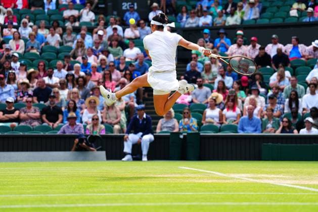 Sport Bilder des Tages Mandatory Credit: Photo by Javier Garcia Shutterstock (14003748gs) Ons Jabeur during her fourth round match Wimbledon Tennis Championships, Day 8, The All England Lawn Tennis and Croquet Club, London, UK - 10 Jul 2023 Wimbledon Tennis Championships, Day 8, The All England Lawn Tennis and Croquet Club, London, UK - 10 Jul 2023  Copyright: xJavierxGarcia Shutterstockx 14003748gs