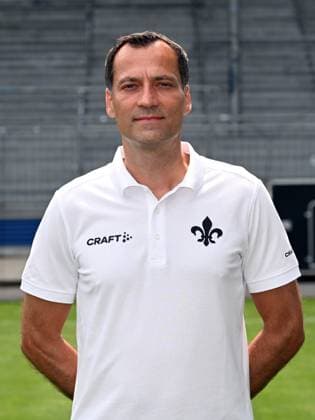 10.07.2023, xjhx, Fussball 1.Bundesliga, SV Darmstadt 98 - Fototermin Saison 2023 24 1.BL Porträttermin 2023 2024 emspor, v.l. Co-Trainer Kai Peter Schmitz; SV Darmstadt 98; 1.BL, Porträttermin 2023 2024 (DFL DFB REGULATIONS PROHIBIT ANY USE OF PHOTOGRAPHS as IMAGE SEQUENCES and or QUASI-VIDEO) Darmstadt