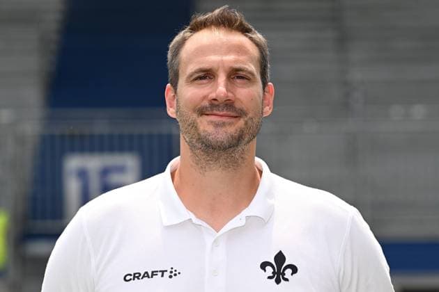 10.07.2023, xjhx, Fussball 1.Bundesliga, SV Darmstadt 98 - Fototermin Saison 2023 24 1.BL Porträttermin 2023 2024 emspor, v.l. Rehatrainer Florian Bauer (SV Darmstadt 98), Rehatrainer Florian Bauer; SV Darmstadt 98; 1.BL, Porträttermin 2023 2024 (DFL DFB REGULATIONS PROHIBIT ANY USE OF PHOTOGRAPHS as IMAGE SEQUENCES and or QUASI-VIDEO) Darmstadt