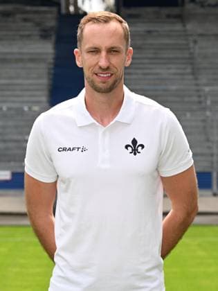 10.07.2023, xjhx, Fussball 1.Bundesliga, SV Darmstadt 98 - Fototermin Saison 2023 24 1.BL Porträttermin 2023 2024 emspor, v.l. Athletiktrainer Chris Busse; SV Darmstadt 98; 1.BL, Porträttermin 2023 2024 (DFL DFB REGULATIONS PROHIBIT ANY USE OF PHOTOGRAPHS as IMAGE SEQUENCES and or QUASI-VIDEO) Darmstadt