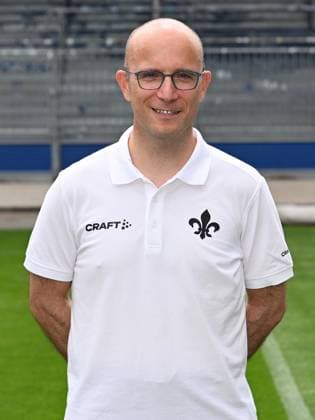 10.07.2023, xjhx, Fussball 1.Bundesliga, SV Darmstadt 98 - Fototermin Saison 2023 24 1.BL Porträttermin 2023 2024 emspor, v.l. Mannschaftsarzt Dr. Alexander Lesch; SV Darmstadt 98; 1.BL, Porträttermin 2023 2024 (DFL DFB REGULATIONS PROHIBIT ANY USE OF PHOTOGRAPHS as IMAGE SEQUENCES and or QUASI-VIDEO) Darmstadt