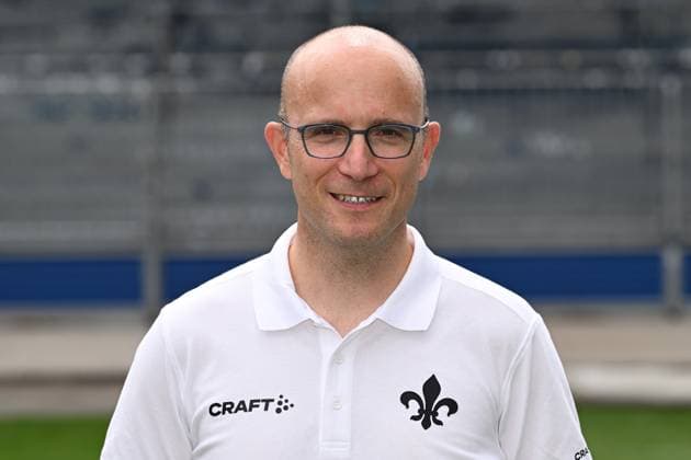 10.07.2023, xjhx, Fussball 1.Bundesliga, SV Darmstadt 98 - Fototermin Saison 2023 24 1.BL Porträttermin 2023 2024 emspor, v.l. Mannschaftsarzt Dr. Alexander Lesch; SV Darmstadt 98; 1.BL, Porträttermin 2023 2024 (DFL DFB REGULATIONS PROHIBIT ANY USE OF PHOTOGRAPHS as IMAGE SEQUENCES and or QUASI-VIDEO) Darmstadt