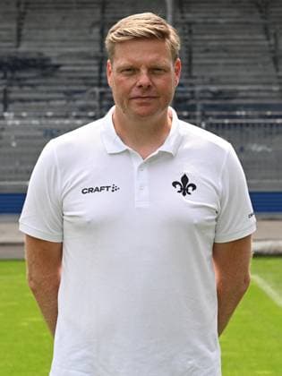 10.07.2023, xjhx, Fussball 1.Bundesliga, SV Darmstadt 98 - Fototermin Saison 2023 24 1.BL Porträttermin 2023 2024 emspor, v.l. Mannschaftsarzt Dr. Philip Jessen; SV Darmstadt 98; 1.BL, Porträttermin 2023 2024 (DFL DFB REGULATIONS PROHIBIT ANY USE OF PHOTOGRAPHS as IMAGE SEQUENCES and or QUASI-VIDEO) Darmstadt