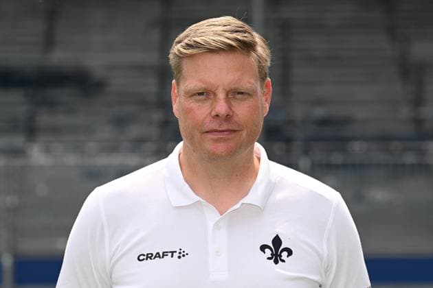 10.07.2023, xjhx, Fussball 1.Bundesliga, SV Darmstadt 98 - Fototermin Saison 2023 24 1.BL Porträttermin 2023 2024 emspor, v.l. Mannschaftsarzt Dr. Philip Jessen; SV Darmstadt 98; 1.BL, Porträttermin 2023 2024 (DFL DFB REGULATIONS PROHIBIT ANY USE OF PHOTOGRAPHS as IMAGE SEQUENCES and or QUASI-VIDEO) Darmstadt