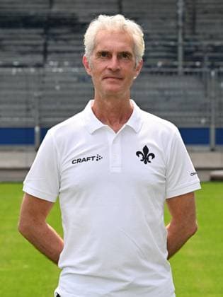 10.07.2023, xjhx, Fussball 1.Bundesliga, SV Darmstadt 98 - Fototermin Saison 2023 24 1.BL Porträttermin 2023 2024 emspor, v.l. Mannschaftsarzt Dr. Dr. Ingo Schwinnen; SV Darmstadt 98; 1.BL, Porträttermin 2023 2024 (DFL DFB REGULATIONS PROHIBIT ANY USE OF PHOTOGRAPHS as IMAGE SEQUENCES and or QUASI-VIDEO) Darmstadt