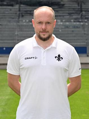 10.07.2023, xjhx, Fussball 1.Bundesliga, SV Darmstadt 98 - Fototermin Saison 2023 24 1.BL Porträttermin 2023 2024 emspor, v.l. Spiel- & Videoanalyst Maximilian Kohl; SV Darmstadt 98; 1.BL, Porträttermin 2023 2024 (DFL DFB REGULATIONS PROHIBIT ANY USE OF PHOTOGRAPHS as IMAGE SEQUENCES and or QUASI-VIDEO) Darmstadt