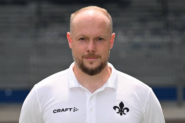10.07.2023, xjhx, Fussball 1.Bundesliga, SV Darmstadt 98 - Fototermin Saison 2023 24 1.BL Porträttermin 2023 2024 emspor, v.l. Spiel- & Videoanalyst Maximilian Kohl; SV Darmstadt 98; 1.BL, Porträttermin 2023 2024 (DFL DFB REGULATIONS PROHIBIT ANY USE OF PHOTOGRAPHS as IMAGE SEQUENCES and or QUASI-VIDEO) Darmstadt