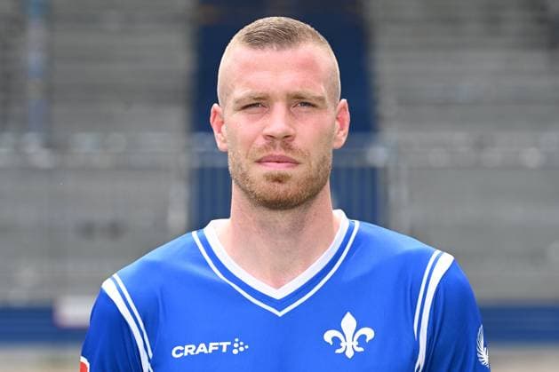 10.07.2023, xjhx, Fussball 1.Bundesliga, SV Darmstadt 98 - Fototermin Saison 2023 24 1.BL Porträttermin 2023 2024 emspor, v.l. Thomas Isherwood; SV Darmstadt 98; 1.BL, Porträttermin 2023 2024 (DFL DFB REGULATIONS PROHIBIT ANY USE OF PHOTOGRAPHS as IMAGE SEQUENCES and or QUASI-VIDEO) Darmstadt