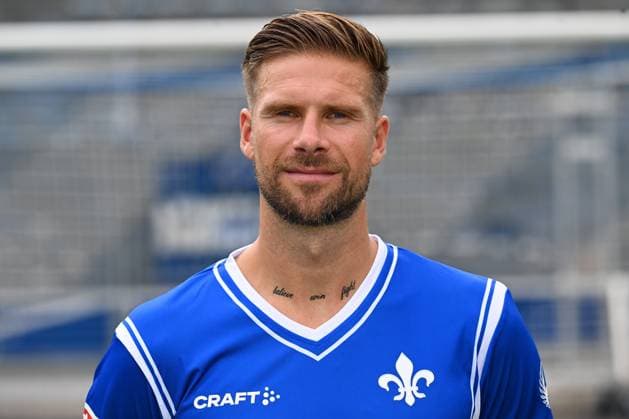 10.07.2023, xjhx, Fussball 1.Bundesliga, SV Darmstadt 98 - Fototermin Saison 2023 24 1.BL Porträttermin 2023 2024 emspor, v.l. Tobias Kempe; SV Darmstadt 98; 1.BL, Porträttermin 2023 2024 (DFL DFB REGULATIONS PROHIBIT ANY USE OF PHOTOGRAPHS as IMAGE SEQUENCES and or QUASI-VIDEO) Darmstadt
