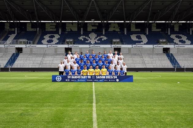 10.07.2023, xjhx, Fussball 1.Bundesliga, SV Darmstadt 98 - Fototermin Saison 2023 24 SV Darmstadt 98; 1.BL Porträttermin 2023 2024 emspor, Hintere Reihe v.l. Betreuer Michael Richter, Betreuer Jonas Nietzel, Frank Ronstadt, Thomas Isherwood, Oscar Vilhelmsson, Fabio Torsiello, Nemanja Celic, Mannschaftsarzt Dr. Philip Jessen, Mannschaftsarzt Dr. Dr. Ingo Schwinnen, Mannschaftsarzt Dr. Alexander Lesch Dritte Reihe v.l. Physiotherapeut Sebastian Pommer, Betreuer Matthias Neumann, Clemens Riedel, Emir Karic, Tobias Kempe, Mathias Honsak, Jannik Mueller, Fabian Schnellhardt, Physiotherapeut David Ackermann, Physiotherapeutin Katrin Herbig Zweite Reihe v.l. Rehatrainer Florian Bauer, Athletiktrainer Chris Busse, Torwart Trainer Dimo Wache, Aaron Seydel, Frasier Hornby, Christoph Zimmermann, Matej Maglica, Klaus Gjasula, Co-Trainer Kai Peter Schmitz, Co Trainer Ovid Hajou, Trainer Torsten Lieberknecht Vordere Reihe v.l. Fabian Nürnberger, Andreas Müller, Matthias Bader, Max Wendt, Alexander Brunst, Marcel Schuhen, Morten Behrens, Fabian Holland, Marvin Mehlem, Braydon Manu (DFL DFB REGULATIONS PROHIBIT ANY USE OF PHOTOGRAPHS as IMAGE SEQUENCES and or QUASI-VIDEO) Darmstadt