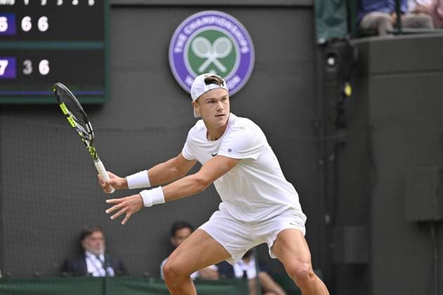 Tennis : Wimbledon 2023 - Angleterre - Holger Rune et son incroyable point - Danemark Tennis : Wimbledon 2023 - Angleterre- 10 07 23 ChrysleneCaillaud Panoramic  