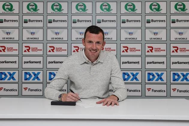 Neill Collins signs as Barnsley FC head coach Neill Collins signs as Barnsley FC head coach on a two year deal at Oakwell, Barnsley, United Kingdom, 10th July 2023 (Photo by Mark Cosgrove News Images) Barnsley Oakwell South Yorkshire United Kingdom Copyright: xMarkxCosgrove NewsxImagesx