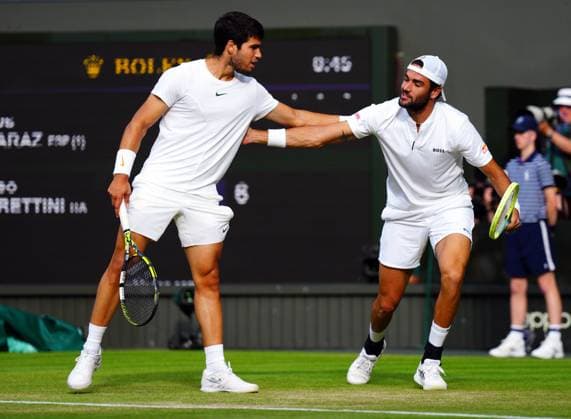 Mandatory Credit: Photo by Javier Garcia Shutterstock (14003748jq) Matteo Berrettini falls during his fourth round match, Carlos Alcaraz checks to see that he is ok Wimbledon Tennis Championships, Day 8, The All England Lawn Tennis and Croquet Club, London, UK - 10 Jul 2023 Wimbledon Tennis Championships, Day 8, The All England Lawn Tennis and Croquet Club, London, UK - 10 Jul 2023  Copyright: xJavierxGarcia Shutterstockx 14003748jq