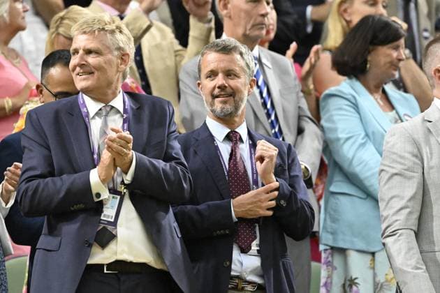 Tennis : Wimbledon 2023 - Angleterre - Prince Frederik du Danemark dans la Royal Box Tennis : Wimbledon 2023 - Angleterre- 10 07 23 ChrysleneCaillaud Panoramic  