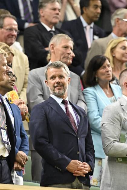 Tennis : Wimbledon 2023 - Angleterre - Prince Frederik du Danemark dans la Royal Box Tennis : Wimbledon 2023 - Angleterre- 10 07 23 ChrysleneCaillaud Panoramic  
