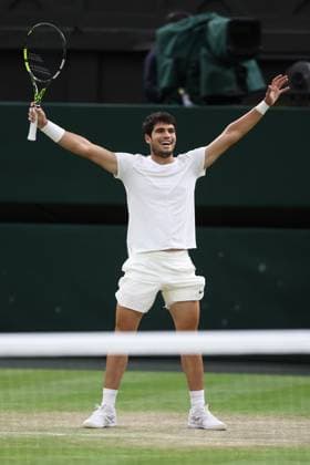 Sport Bilder des Tages Wimbledon: Day Eight 10 July 2023, Wimbledon - Wimbledon Tennis Championships - Day Eight - Carlos Alcaraz (ESP) celebrates winning his Gentlemen s Singles Round of 16 match against Matteo Berrettini (ITA) - Photo: Charlotte Wilson Offside. Wimbledon UK Copyright: xCharlottexWilsonx xOffsidexOffside