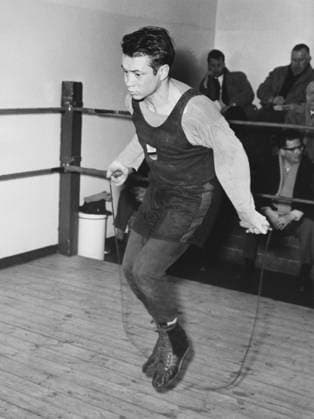 Pressetraining in der Sportschule Gretzschel Original-Bildunterschrift: Für die am 22. Januar 1960 stattfindenden Boxkämpfe in der Deutschlandhalle trainierte heute Harry Kurschat in der Sportschule Gretzschel in Berlin, Deutschland 1960., Berlin Copyright: Kindermann Nur redaktionelle Nutzung. Editorial usage only. KIN_7401002241 UnitedArchivesKIN_7401002241