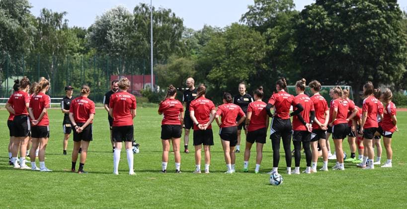 Fußball, Frauen, Regionalliga Nordost, Saison 2023 2024, 1. FC Union Berlin, Trainingsauftakt, Ansprache Trainerin Ailien Poese (5. v. l., 1. Frauen 1. FC Union), 10.07. 2023, Copyright: xMatthiasxKochx