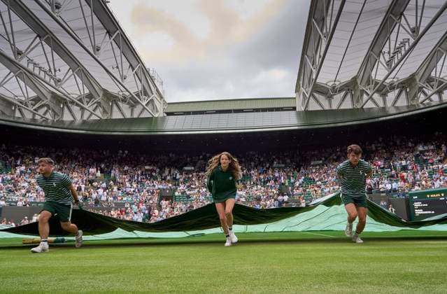 2023 Wimbledon Championships Court coverers get to work as play was interrupted by rain on court 1 for the ladies singles quarter finals on Day 9 at the 2023 Wimbledon Championships at the All England Club, London, UK, 11 July 2023, Credit:Peter van den Berg Avalon United Kingdom, England, London, All England Lawn Tennis and Croquet Club  Copyright: xPeterxvanxdenxBergx xAvalonx 0788531013