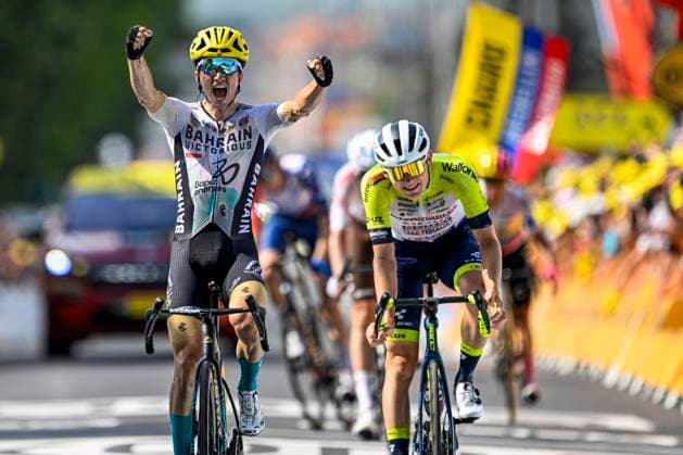Sport Themen der Woche KW28 Sport Bilder des Tages Tour de France 2023 - Stage 10 ISSOIRE, FRANCE - JULY 11 : Bilbao Pello (ESP) of Bahrain - Victorious celebrating his victory and Zimmermann Georg (GER) of Intermarche - Circus - Wanty deceived during stage 10 of the 110th edition of the Tour de France 2023 cycling race, a stage of 167 kms with start in Vulcania and finish in Issoire on July 11, 2023 in Issoire, France, 11 07 2023 ( Motordriver Kenny Verfaillie - Issoire France  Copyright: xVincentxKalutx