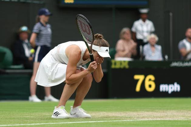 Sport Bilder des Tages Wimbledon: Day Nine 11 July 2023, London - Wimbledon Tennis Championships - Day Nine - Elina Svitolina at the moment of victory over Iga Swiatek - Photo: Charlotte Wilson Offside. London UK Copyright: xCharlottexWilsonx xOffsidexOffside