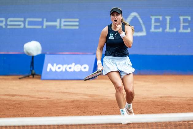 230711 Rebecca Peterson, Sverige, jublar under dag 2 av WTA, Tennis Damen Nordea Open den 11 juli 2023 i Bastad. Copyright: MATHILDAxAHLBERG BB230711MA045