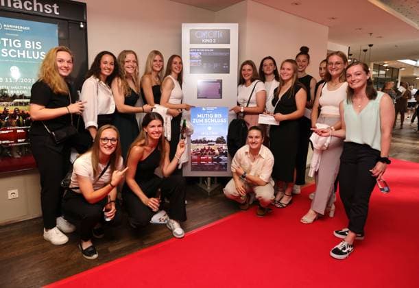 11.07.2023 - Fussball - Saison 2022 2023 - 2. Frauen - Fussball - Bundesliga - Kino-Premiere - 1. FC Nürnberg FCN ( Club ) Aufstiegsfilm - Mutig bis zum Schluss - Sportfoto Zink DaMa - xdaxmax - Teile (nicht vollständig ) der Mannschaft Team Aufstiegsmannschaft des FCN vor Kinoplakat