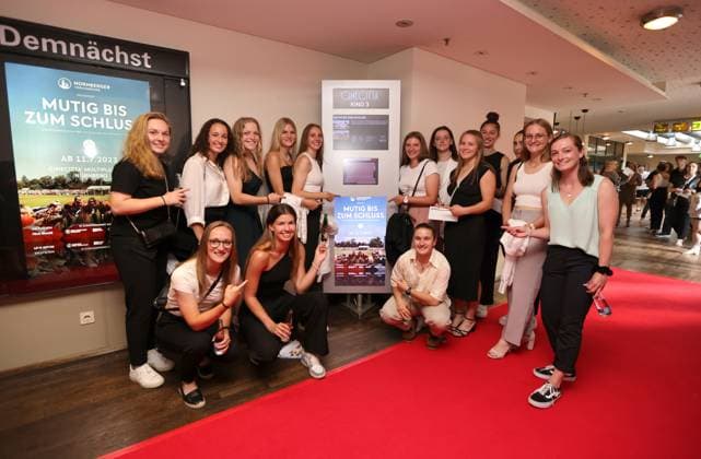 11.07.2023 - Fussball - Saison 2022 2023 - 2. Frauen - Fussball - Bundesliga - Kino-Premiere - 1. FC Nürnberg FCN ( Club ) Aufstiegsfilm - Mutig bis zum Schluss - Sportfoto Zink DaMa - xdaxmax - Teile (nicht vollständig ) der Mannschaft Team Aufstiegsmannschaft des FCN vor Kinoplakat