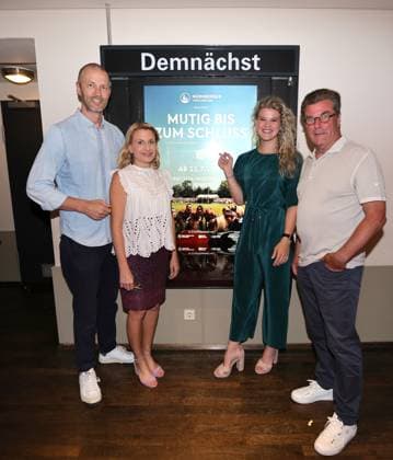 11.07.2023 - Fussball - Saison 2022 2023 - 2. Frauen - Fussball - Bundesliga - Kino-Premiere - 1. FC Nürnberg FCN ( Club ) Aufstiegsfilm - Mutig bis zum Schluss - Sportfoto Zink DaMa - xdaxmax - Niels Rossow ( Vorstand Finanzen und Verwaltung 1. FC Nürnberg FCN ) Dr. Karoline Haderer ( Leiterin Marketing NÜRNBERGER Versicherung ) Lea Paulick (1, 1. FC Nürnberg FCN ) Dieter Hecking ( Trainer Vorstand 1. FC Nürnberg FCN ) vor Kinoplakat - Mutig bis zum Schluss
