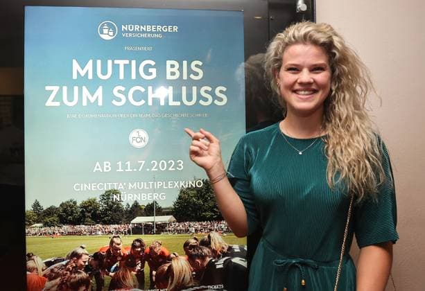 11.07.2023 - Fussball - Saison 2022 2023 - 2. Frauen - Fussball - Bundesliga - Kino-Premiere - 1. FC Nürnberg FCN ( Club ) Aufstiegsfilm - Mutig bis zum Schluss - Sportfoto Zink DaMa - xdaxmax - Lea Paulick (1, 1. FC Nürnberg FCN ) vor Kinoplakat - Mutig bis zum Schluss