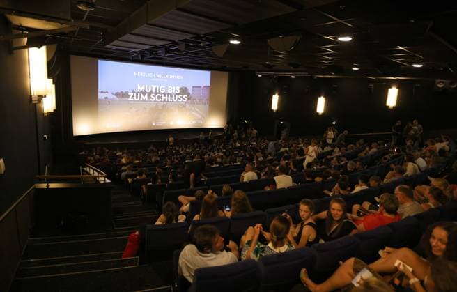 11.07.2023 - Fussball - Saison 2022 2023 - 2. Frauen - Fussball - Bundesliga - Kino-Premiere - 1. FC Nürnberg FCN ( Club ) Aufstiegsfilm - Mutig bis zum Schluss - Sportfoto Zink DaMa - xdaxmax - Symbolbild Symbolfoto Feature Impression - Zuschauer Publikum Fans Clubfan Clubfans FCN-Fans Fans im Kinosaal Kino