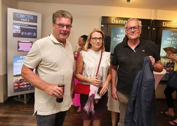 11.07.2023 - Fussball - Saison 2022 2023 - 2. Frauen - Fussball - Bundesliga - Kino-Premiere - 1. FC Nürnberg FCN ( Club ) Aufstiegsfilm - Mutig bis zum Schluss - Sportfoto Zink DaMa - xdaxmax - Dieter Hecking ( Trainer Vorstand 1. FC Nürnberg FCN ) Dr. Karoline Haderer ( Leiterin Marketing NÜRNBERGER Versicherung ) Thomas Grethlein (Aufsichtsratsvorsitzender 1. FC Nürnberg FCN ) im Foyer