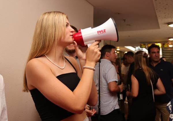 11.07.2023 - Fussball - Saison 2022 2023 - 2. Frauen - Fussball - Bundesliga - Kino-Premiere - 1. FC Nürnberg FCN ( Club ) Aufstiegsfilm - Mutig bis zum Schluss - Sportfoto Zink DaMa - xdaxmax - Clubfan Clubfans FCN-Fans Fans werden mit Megafon aufgefordert in den Kinosaal zu gehen